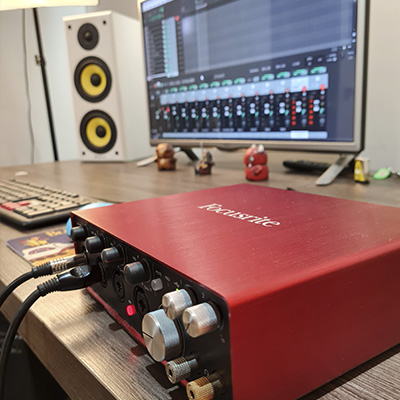 Equipamiento de audio y grabación en el estudio de Guille San