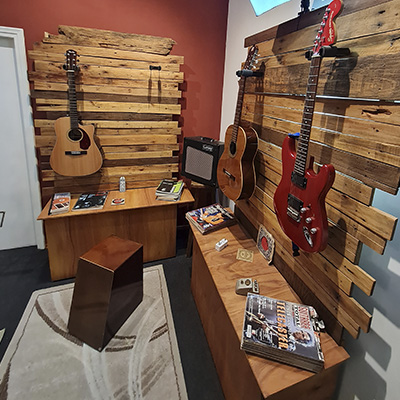 Guitarras acústicas y eléctricas en el estudio